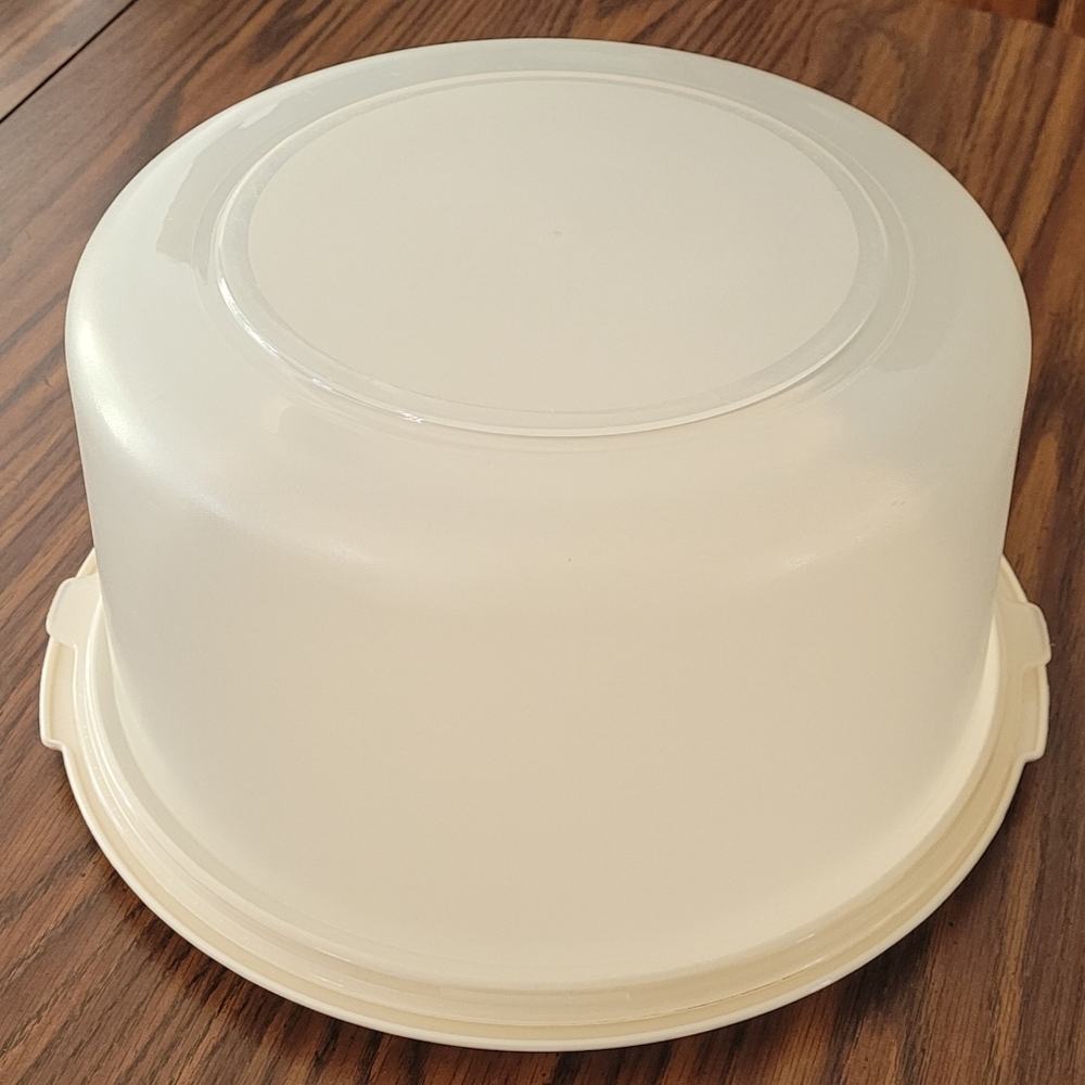 Rubbermaid Cake Servin' Saver